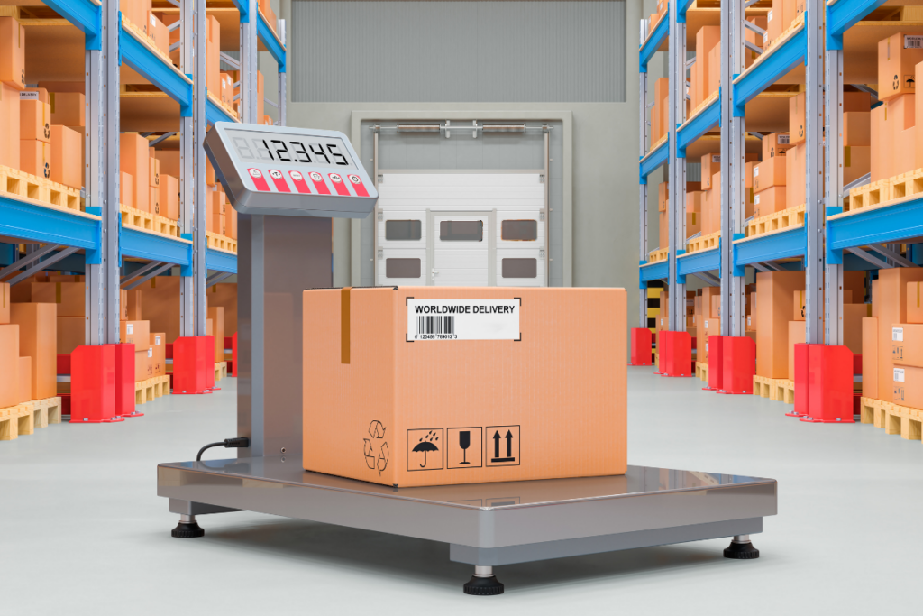 Platformowa waga magazynowa ważąca karton z towarem na tle regałów z paletami w magazynie logistycznym